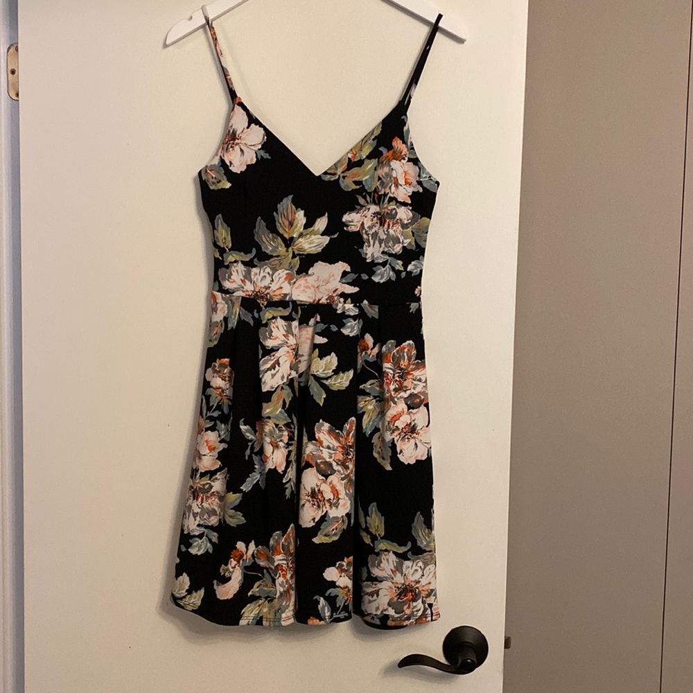Soprano black floral print dress. Size M.